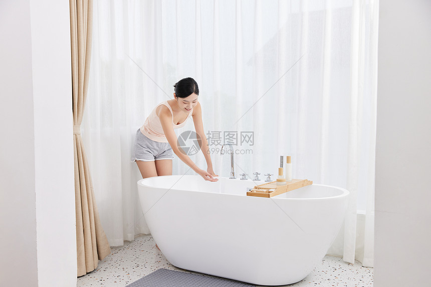 女性居家泡澡图片