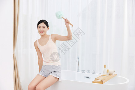 洗澡刷女性居家手拿浴球刷玩耍背景
