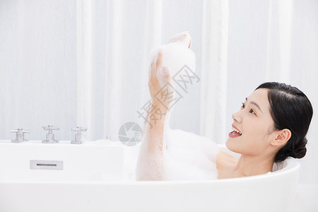 浴缸泡泡年轻女性洗泡泡浴玩泡泡背景