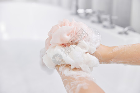 女性泡澡使用浴球特写高清图片
