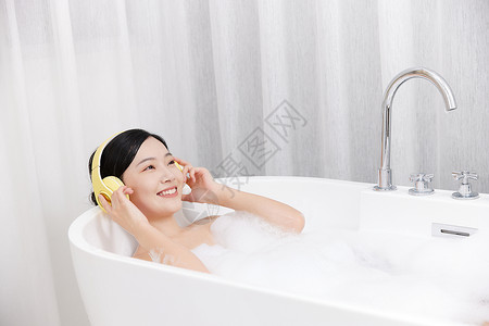 青年女性泡澡听音乐图片