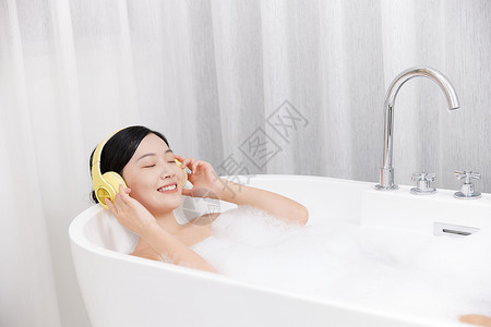 年轻女性泡澡听音乐图片