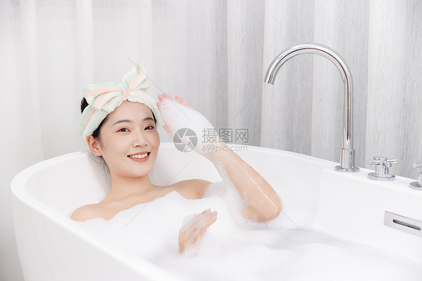 年轻女性居家洗泡泡浴图片