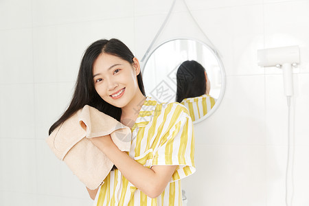 青年女性使用毛巾擦头发图片
