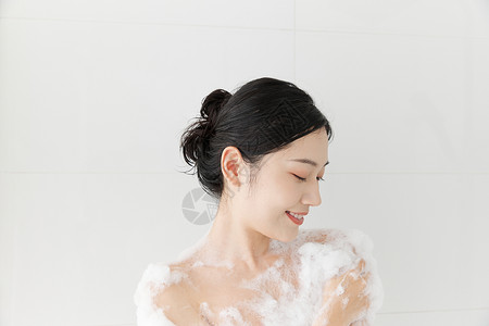 肥皂球年轻女性使用沐浴球洗澡淋浴背景