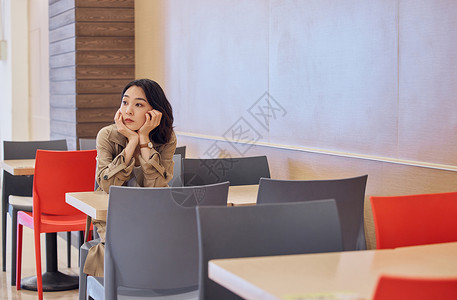 坐在咖啡店无聊等待的女性高清图片