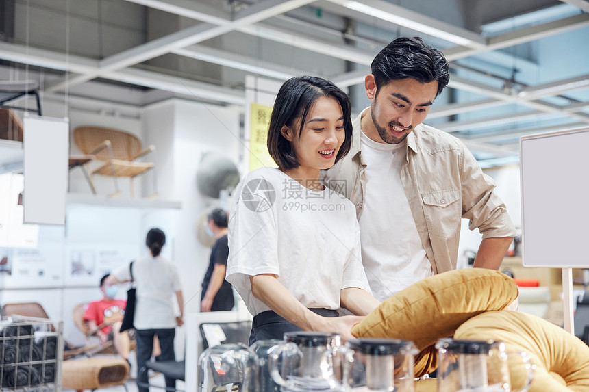 情侣夫妻逛家居店挑选商品图片