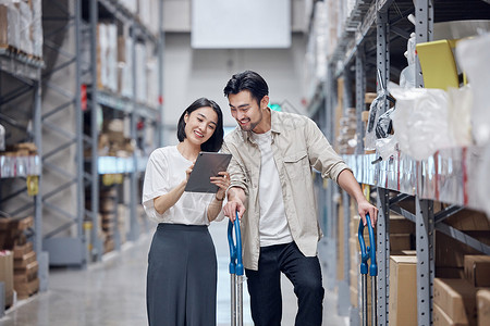 线上采购夫妻拿着平板电脑挑选对比商品背景