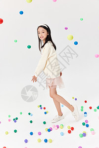 甜美可爱小女孩和彩色乒乓球背景图片