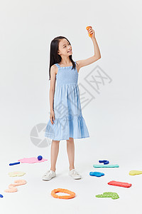 天真可爱小女孩玩彩泥玩具高清图片