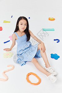 甜美小女孩和彩泥玩具高清图片