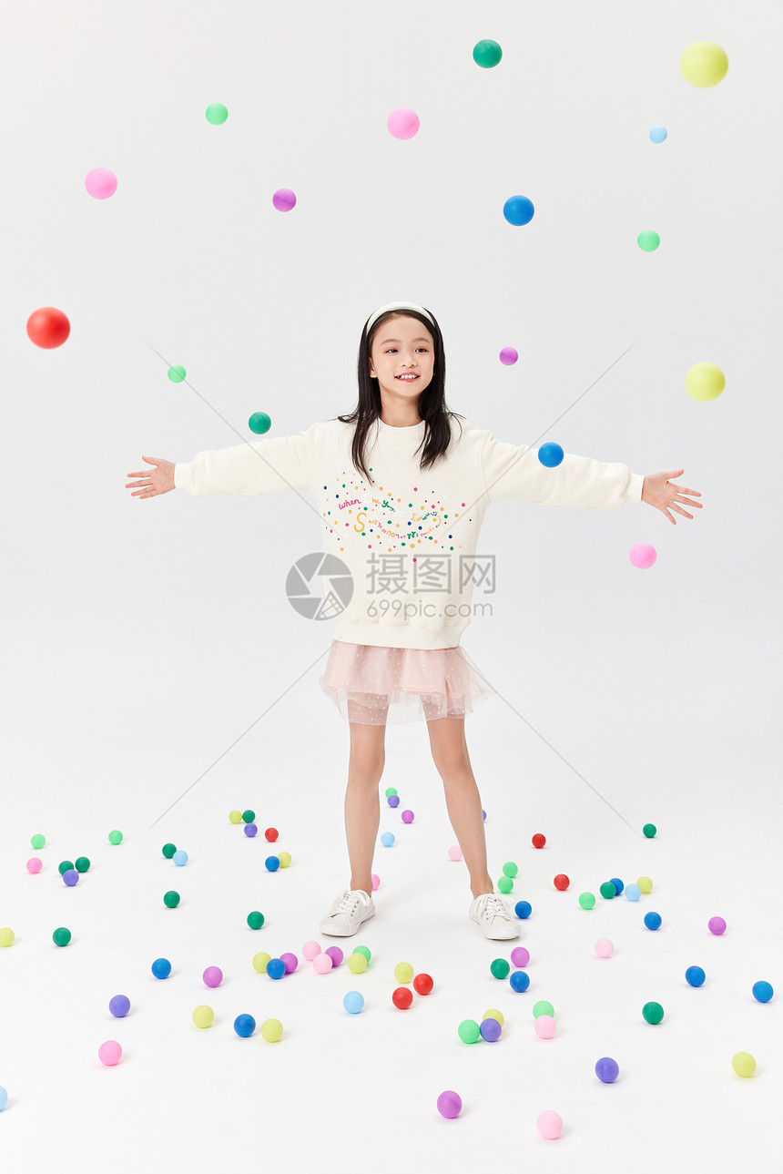 可爱小女孩用手接彩色乓乓球图片