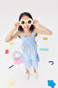 缤纷快乐儿童节天真可爱小女孩戴太阳镜背景