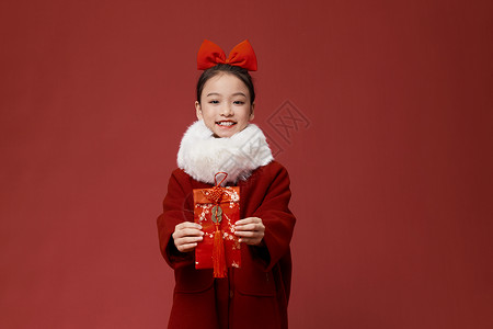 春节小女孩手拿红包贺新年背景图片