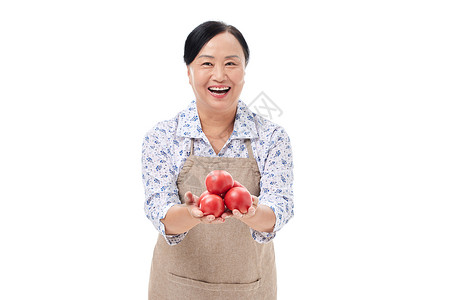 菜市场阿姨手捧番茄开怀大笑背景图片