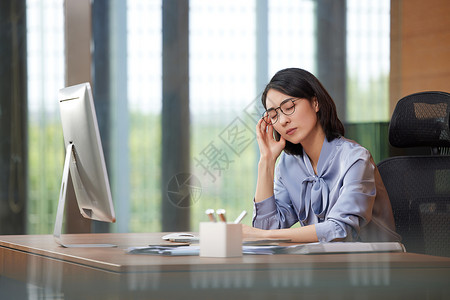 商务女性上班时肩膀酸痛不舒服高清图片