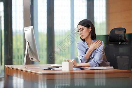 商务女性上班时肩膀酸痛不舒服图片