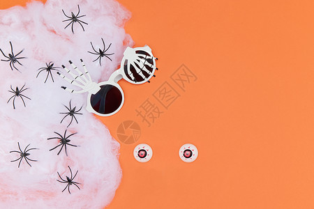 橙色眼睛万圣节搞怪眼珠子和蜘蛛网背景