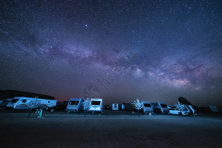 自驾游营地水上雅丹房车营地的星空背景
