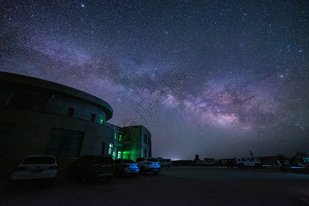 水上雅丹房车营地的星空背景图片