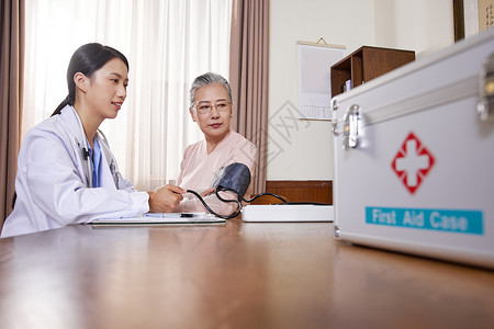 高血压治疗医生上门为独居老人测血压背景