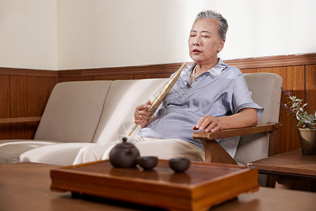 老年人扇扇子老奶奶晚年退休居家生活扇扇子背景