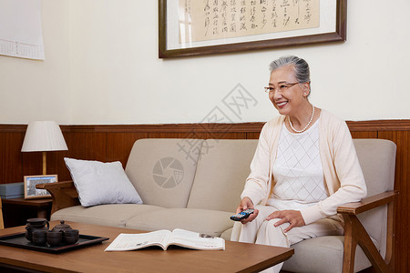 老奶奶晚年退休居家生活看电视图片