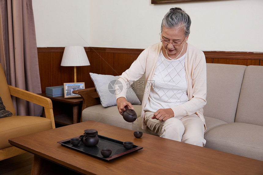 孤独空巢老人晚年居家生活图片