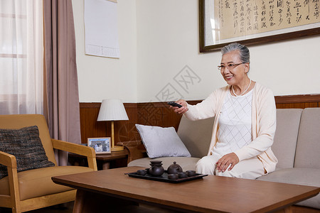 老奶奶晚年退休居家生活看电视图片