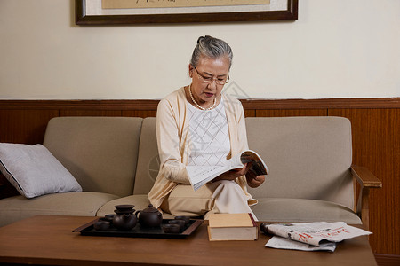 卖报纸老奶奶老奶奶晚年生活居家看书背景