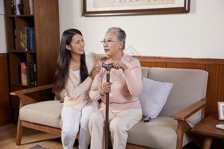 女性志愿者关爱搀扶年迈老奶奶图片