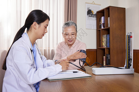 高血压治疗医生上门为独居老人体检量血压背景