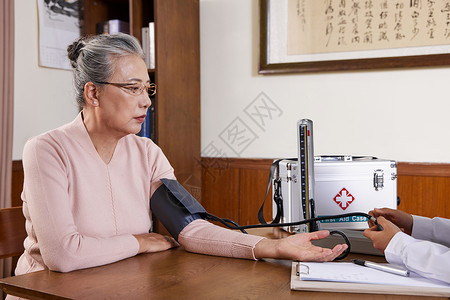 医生上门陪护为老奶奶体检医生上门陪护为老奶奶测量血压背景