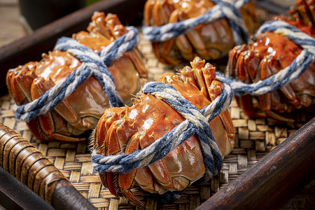 鲜活海鲜中国风木桌上的饱满大闸蟹背景