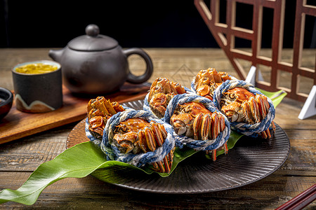 国风中国式中秋梅花中国风木桌上的饱满大闸蟹背景