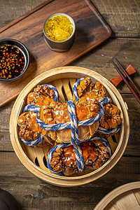 中秋佳肴中国风木桌上的饱满大闸蟹背景