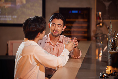 年轻人酒吧聚会喝酒年轻人餐厅聚会喝酒背景