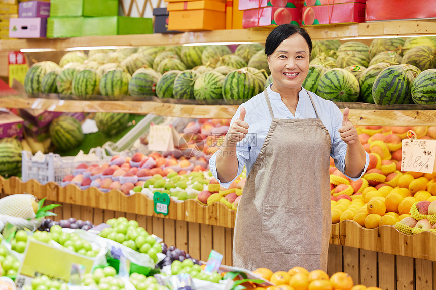 水果店店员中年女性点赞形象图片