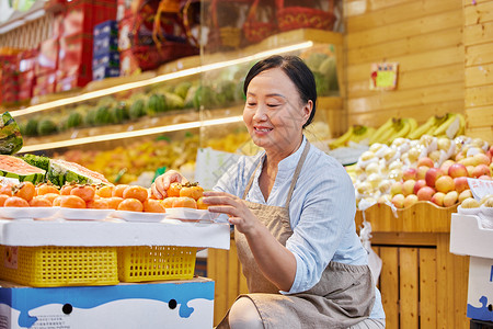 中年水果店店员检查水果图片