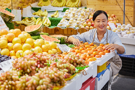 水果店员工检查水果品质高清图片