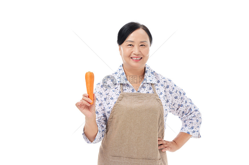 菜市场阿姨手举胡萝卜图片