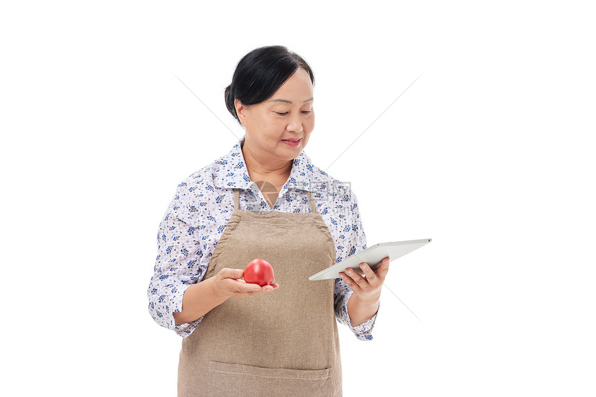 菜市场阿姨手拿文件检查番茄数量图片