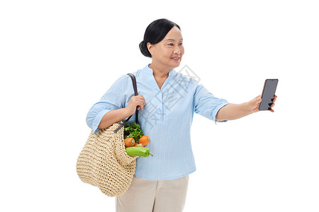 中老年妇女买菜手机支付图片