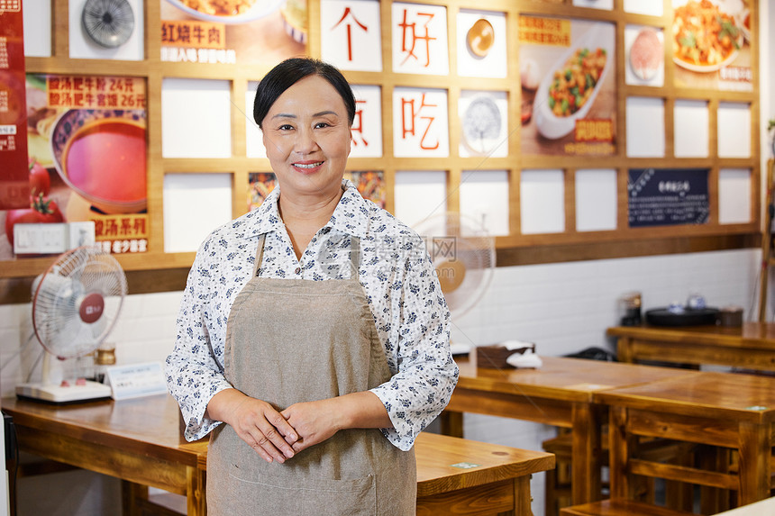 面馆中年女服务员形象图片