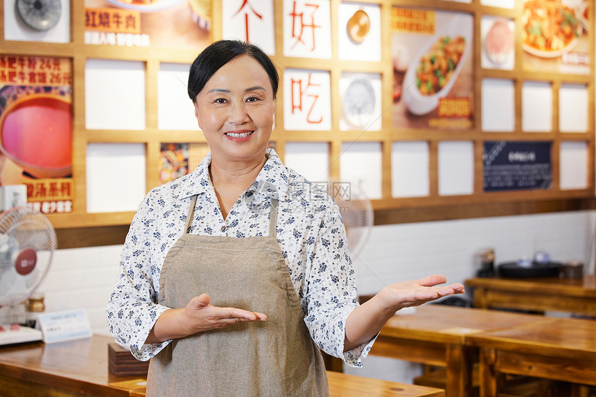 面馆中年女服务员形象图片