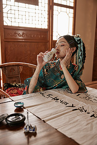 书房饮茶的国潮女性图片