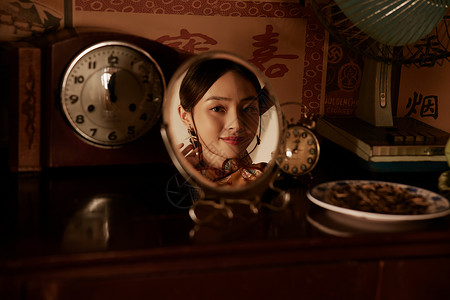 复古风镜子照镜子的旗袍美女的形象背景