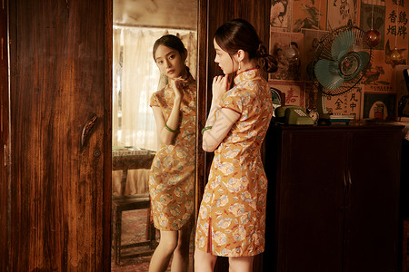 温婉气质旗袍美女照镜子背景图片