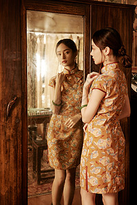 温婉气质旗袍美女照镜子高清图片