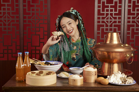 端着饺子美女筷子夹饺子的国潮美女背景